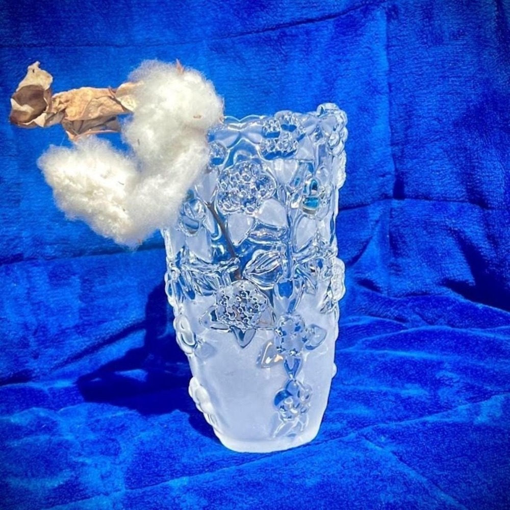 RESCUE ANIMAL FUNDRAISER*A lovely, elegant Mikasa "Carmen" crystal/glass vase